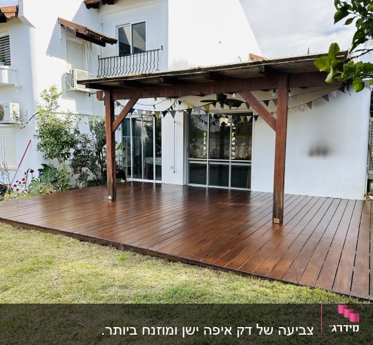 פרגולה מעץ על דק בגינה